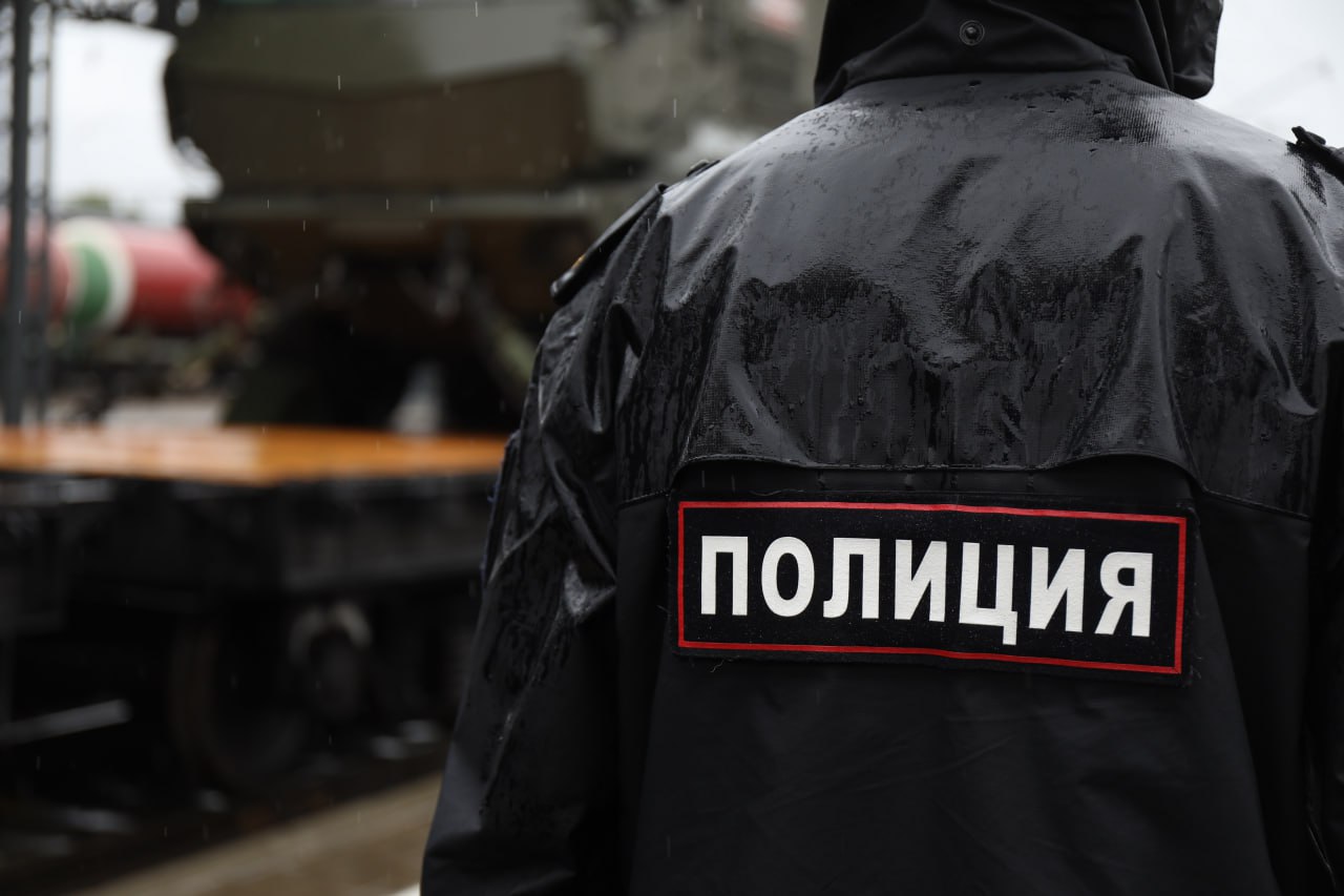 Уссурийские транспортные полицейские сняли с поезда двух пассажиров Мужчины ехавшие в разных вагонах поезда Москва Владивосток устроили ночью дебоши практически одновременно и были привлечены к административной ответственности сотрудниками ЛО МВД России на ст Уссурийск Следовавший от ст Бикин до ст Сибирцево 35 летний мужчина в пути следования выражался грубой нецензурной бранью мешал проезду пассажиров и работе поездной бригады а также не реагировал на замечания проводника Снятый с поезда по ст Спасск Дальний Приморского края правонарушитель был привлечен к административной ответственности по ч 1 ст 20 1 КоАП РФ мелкое хулиганство Спустя 40 минут в проезде было отказано 43 летнему пассажиру севшему в поезд по ст Хабаровск Направлявшийся во Владивосток мужчина на момент снятия с поезда на станции Уссурийск находился в состоянии сильного алкогольного опьянения передвигался с трудом мешал пассажирам и не реагировал на замечания За мелкое хулиганство и появление в общественном месте в состоянии опьянения мужчина привлечен к административной ответственности по ст ст 20 1 и 20 21 КоАП РФ Дальневосточная полиция подписаться