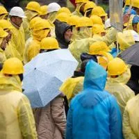 Власти вмешались в голодовку шахтёров в Анкаре Министр внутренних дел Мустафа Чифтчи лично связался с владельцем холдинга Yıldızlar SSS требуя немедленно выплатить зарплаты 110 работникам компании Doruk Mining бастующим две недели из за долгов по зарплате Компания взяла под управление шахту и прилегающую электростанцию в 2022 году По итогам разговора бизнесмен обещал начать выплаты утром 28 апреля но профсоюзы заявили что деньги так и не поступили Министерство труда оштрафовало Doruk Mining на 23 млн лир около 510 тыс Рабочие начали марш из провинции Эскишехир 13 апреля дошли до столицы 20 го после запрета на шествие объявили голодовку 21 апреля всех задержали и на следующий день отпустили Стамбульский волк Про Турцию простыми словами istanbul wolf