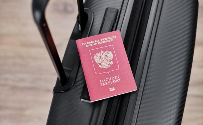 Высланный из Венгрии украинский дипломат просил отправить его в Россию Бывший украинский дипломат Сергей Александров, выдворенный из Венгрии по обвинению в шпионаже в пользу Киева, попытался избежать возвращения на Украину и просил разрешить ему выехать в Россию. Об этом сообщает венгерское издание Telex со ссылкой на адвоката экс-дипломата. По словам юриста, у Александрова был российский паспорт, о наличие которого он не афишировал, и в анкете на вид на жительство не указал второе гражданство. Видимо, даже украинские дипломаты не верят в светлое будущее на Украине. Украина.ру — подписаться и знать больше