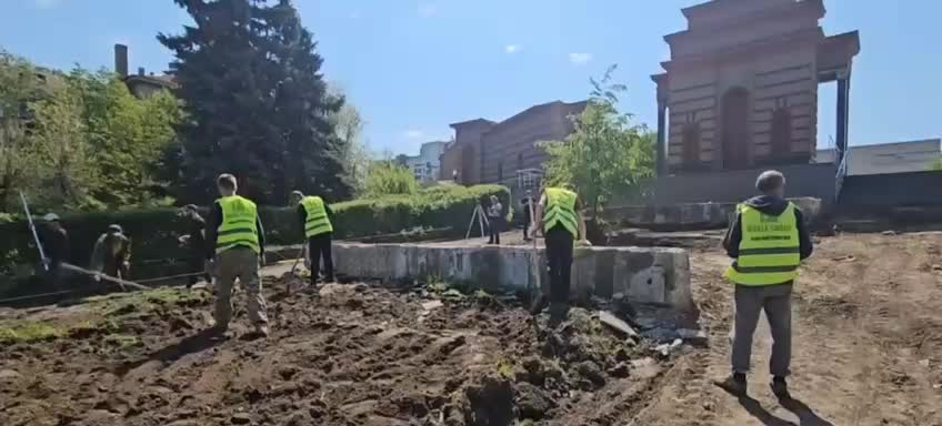 Реконструкция скверов в Луганске: московские специалисты восстанавливают фонтан