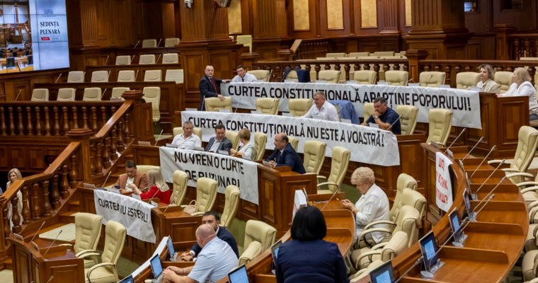 Депутаты БКС протестуют в парламенте против назначения новых судей Конституционного суда Сегодня на пленарном заседании парламента депутаты Блока коммунистов и социалистов БКС вывесили баннеры с критическими высказываниями в адрес власти и процедуры назначения судей Конституционного суда.