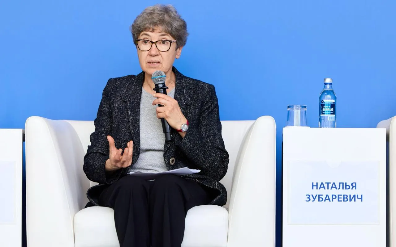 Экономист Наталья Зубаревич описала ситуацию в экономике России одним словом Каким Ситуацию в экономике можно описать словом нестабильность Так считает экономист профессор географического факультета МГУ Наталья Зубаревич Ее слова с инвестиционного форума ВТБ Россия зовет в Нижнем Новгороде передает корреспондент РБК Инвестиции В России уже второй год идет спад производства в машиностроении в производстве стройматериалов черной металлургии добыче нефти Растет то что связано с оборонным комплексом неплохо в агросекторе До последнего держалась часть сервисов но 2026 й год тут переломный Ситуация очень сложная есть кризисные отрасли есть те что продолжают расти а есть те что в 2026 году находятся в ожидании рецессии Хотите одним словом описать Нестабильность сказала она Говоря об инфляции в России Зубаревич заявила об отсутствии у ЦБ альтернативных ужесточению денежно кредитной политики способов борьбы с ней Два года мощнейшего бюджетного импульса в экономику в основном в отрасли не производящие товары разогнали инфляцию согласно экономическим законам Давить инфляцию ЦБ мог только одним доступным ему инструментом ключевой ставкой Можно обсуждать насколько ее задрали с какой скоростью снижали но то что у ЦБ тупо не было других способов борьбы с инфляцией надо принять как данность резюмировала экономист Читайте подробнее О ситуации в экономике некоторых отраслях и регионах Подписаться на канал Мы в Максе