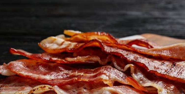 Бекон вызывает рак учёные требуют запретить продукт Учёные связывают нитритный бекон с 54 тыс случаев рака кишечника Нитриты в беконе колбасе и ветчине при переваривании превращаются в канцерогены Консерванты продлевающие срок хранения мясных продуктов тоже способны вызвать рак ВОЗ ещё 10 лет назад приравняла переработанное мясо к табаку и асбесту но продукты с нитритами продолжают продавать Согласны Подписаться Прислать новость