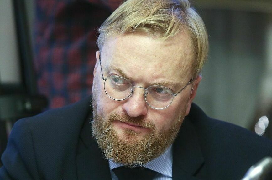 Виталий Милонов призвал проверять артистов алкотестером перед концертами Зампред комитета Госдумы по защите семьи Виталий Милонов предложил ввести обязательный контроль артистов на алкоголь перед выступлениями По его словам звёздам отечественной эстрады следует запретить употребление спиртного и проверять их алкотестерами перед каждым выходом на сцену В случае положительного результата он предложил лишать права выступать на полтора года Россия артисты алкотестер Подписаться на Pravda ru
