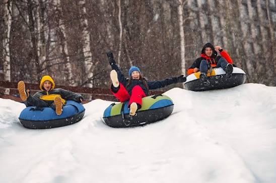 В России утверждён новый ГОСТ по безопасности тюбинговых горок Документ получил название ГОСТ Р Оборудование и покрытия игровых площадок Горки тюбинговые Дополнительные требования безопасности и методы испытаний В Росстандарте отметили что ранее действующие стандарты для оборудования детских игровых площадок содержали общие требования безопасности тогда как новый ГОСТ впервые вводит комплексное регулирование посвящённое одному из самых популярных видов игрового и досугового оборудования Необходимость разработки отдельного стандарта связана с активным развитием инфраструктуры для детского и семейного отдыха а также с расширением практики использования тюбинговых горок Такие объекты устанавливаются как в закрытых помещениях так и на открытых площадках при этом особенности их конструкции и эксплуатации сопряжены с повышенным риском травматизма Утверждённый ГОСТ регламентирует требования к конструкции тюбинговых горок условиям их установки эксплуатации и технического обслуживания В документе определены параметры трасс спуска и зон выката требования к ограждениям защитным и ограничительным системам элементам управления зонам торможения и безопасности а также к применяемым материалам и покрытиям Отдельный раздел посвящён требованиям к самим тюбингам и их маркировке В Росстандарте подчеркнули что особое внимание в стандарте уделено минимизации рисков связанных с падениями столкновениями потерей управления и другими потенциально опасными ситуациями при эксплуатации горок   По словам руководителя Росстандарта Антона Шалаева введение единых требований позволит сформировать системный подход к обеспечению безопасности тюбинговых горок Транспортная служба новостей   ТСН Подписаться