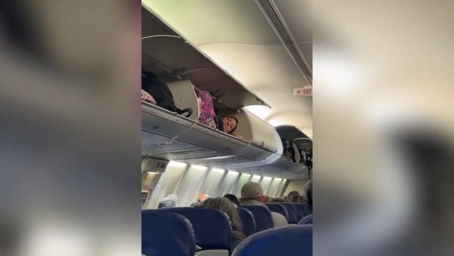 Turkish Airlines будет штрафовать слишком нетерпеливых пассажиров. Те, кто встает до полной остановки самолета и выключения табло «Пристегните ремни», будут приравниваться к дебоширам. Помимо этого, к нарушению правил отнесут игнорирование инструкций бортпроводников и открытие багажных полок до разрешения экипажа. Размер штрафов пока не уточняется, однако в Turkish Airlines подчеркивают, что меры будут применяться в соответствии с законодательством. Подробнее на ТурДоме.