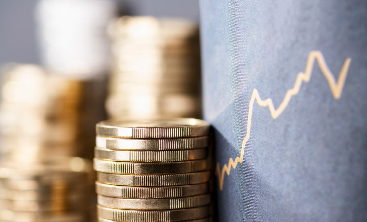 Рост российского госдолга рекордно ускорился По итогам 2025 года объем размещений российских государственных облигаций на внутреннем рынке составил 7 2 трлн рублей что стало рекордным значением По сравнению с прошлым годом сумма увеличилась в 1 7 раза Из них 6 98 трлн составили рублевые ОФЗ а оставшаяся сумма пришлась на первый в истории выпуск долговых обязательств в юанях План заимствований на год в ноябре увеличенный на 2 трлн рублей был перевыполнен на 2 7 Программа заимствований на 2026 год предусматривает привлечение 5 5 трлн рублей то есть на 21 меньше чем в 2025 м Из этих средств 1 44 трлн предполагается направить на погашение нынешних долгов Ранее сообщалось что госдолг России с января по октябрь вырос на 2 и достиг 32 9 трлн рублей fatcat18