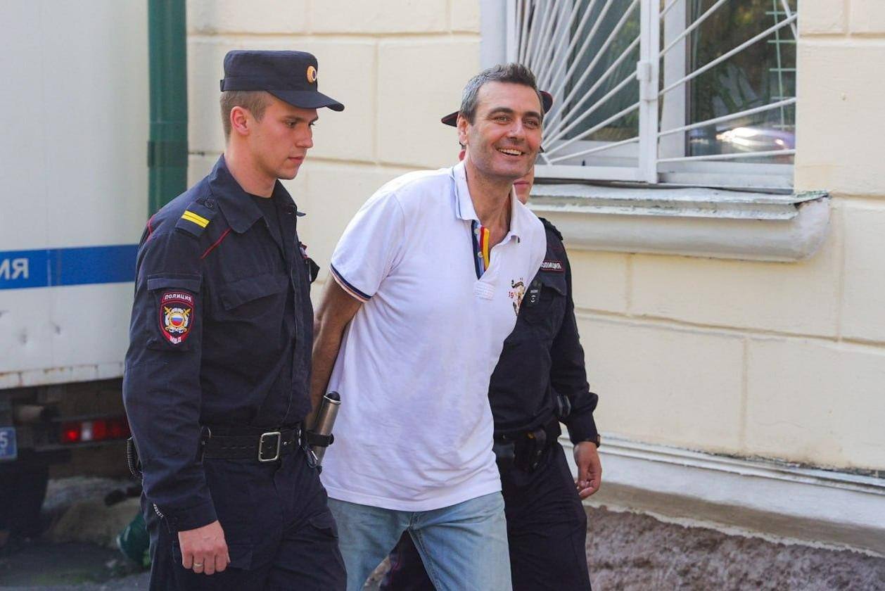 Ленинский суд Владивостока ожидаемо отказал экс-депутату Приморского заксобрания Артёму Самсонову в признании его политзаключённым Самсонов требовал установить факт преследования по политическим мотивам и добивался передачи дела в другой регион, но получил отказ по обоим пунктам. Заседание проходило в частично закрытом режиме, а сам депутат участвовал в нем по видеосвязи. Защита будет подавать апелляцию. Напомним, ранее Ленинский суд Ленинский суд Владивостока судья Бадеев отказал тюремной больнице в ходатайстве об освобождении Артёма Самсонова из-за онкологической болезни, которая входит в перечень заболеваний, с которыми осужденные должны быть освобождены из заключения.