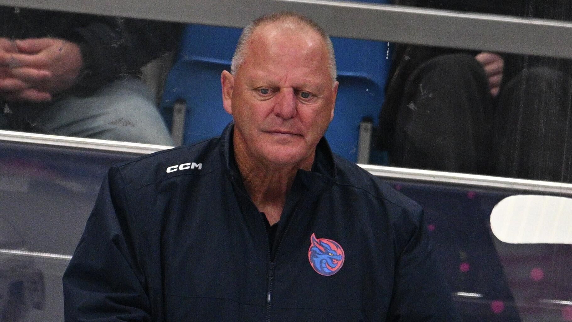 Канадец Жерар Галлан временно не будет тренировать клуб Континентальной хоккейной лиги КХЛ Шанхайские драконы по состоянию здоровья сообщает журналист Пьер Лебрюн в соцсети Х По информации источника после продолжительной болезни Галлан провел консультацию с медицинским штабом и руководством команды и принял решение отказаться от тренерской деятельности до конца сезона Отмечается что состояние специалиста улучшается Он вернется в Канаду и будет готов приступить к работе после полного восстановления Как сообщает портал rg org Галлан испытывает проблемы с сердцем Он не тренирует китайский клуб с 30 декабря специалист пропустил последние пять матчей Шанхайских драконов Галлану 62 года он возглавляет команду с августа 2025 года В межсезонье клуб был преобразован из пекинского Куньлуня в Шанхайских драконов Команда располагается на девятой строчке в таблице Западной конференции набрав 43 очка в 43 матчах и отстает от зоны плей офф на шесть баллов