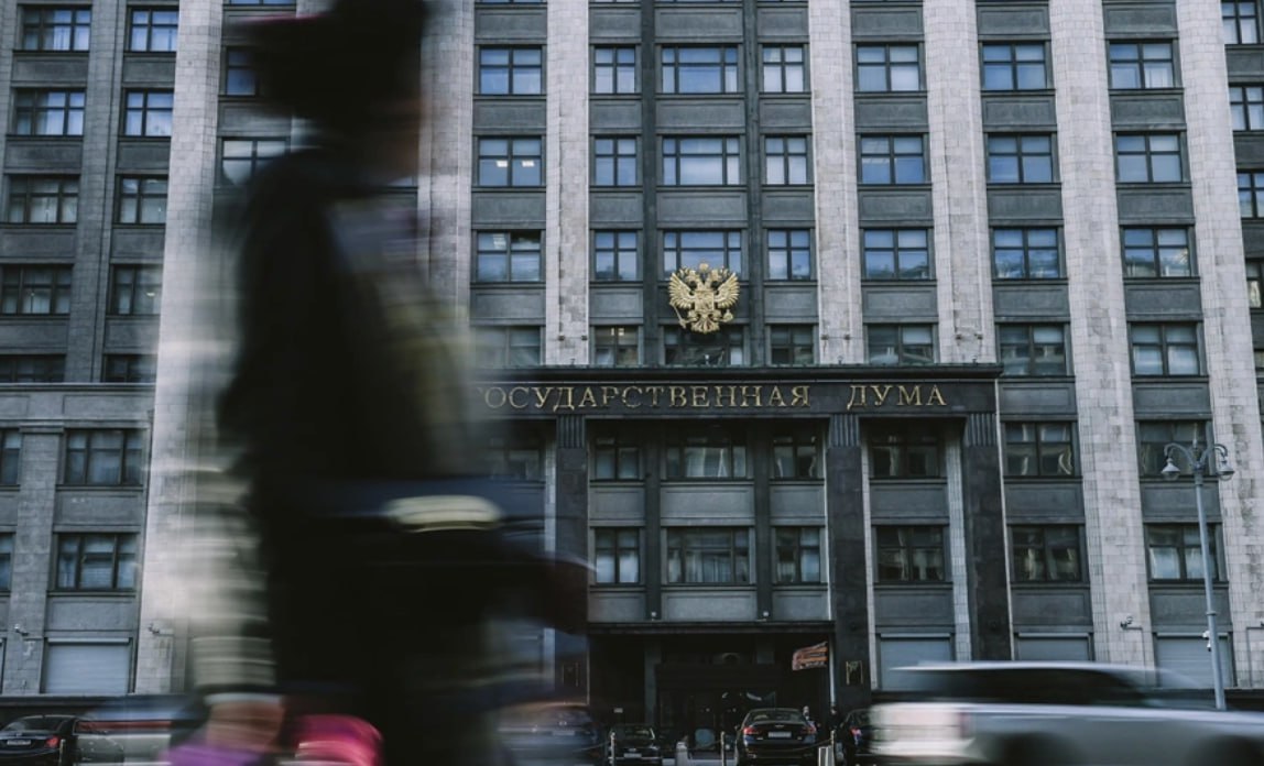 В Госдуме предложили отменить ежегодные декларации чиновников Председатель комитета Госдумы по безопасности и противодействию коррупции Василий Пискарев анонсировал переход на более высокий уровень противодействия коррупции и сообщил о внесении пакета законопроектов направленных на совершенствование антикоррупционной деятельности Этому должна поспособствовать цифровизация системы антикоррупционного контроля которая позволит не ждать год пока чиновник представит очередную декларацию а вести постоянный мониторинг оперативно получая информацию о любых изменениях в его финансовом положении Это делает возможным уход от архаичной системы контроля проводимого ежегодно весной и существенно сократить время на анализ поступающих сведений и оперативное принятие мер против любых коррупционных правонарушений написал Пискарев При этом он подчеркнул что важно защитить персональные данные от использования их в целях шантажа вымогательства и для иных противоправных действий Фото Андрей Любимов РБК РБК в Telegram и MAX