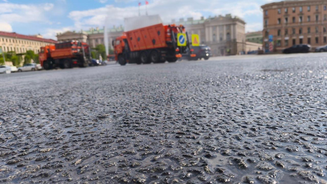Петербург моют на фоне жары: почти 1,1 миллиона кубометров воды уже использовано 30 июля в Санкт-Петербурге на улицы вышли 529 единиц техники и 926 сотрудников, чтобы продолжить уборку города. С начала сезона на мойку улиц использовано почти 1,1 миллиона кубометров воды. Дорожные службы достигли максимального суточного объема — более 10 тысяч кубов. Воду применяют не только для мойки проезжей части и тротуаров, но и для санитарной обработки зон с высоким пешеходным трафиком у станций метро, остановок и кафе, используя специальный «шампунь». Эти меры помогают поддерживать чистоту и обеспечивать комфорт в условиях жаркой погоды. Фото: телеграм-канал Сергея Петриченко Вечерний Санкт-Петербург