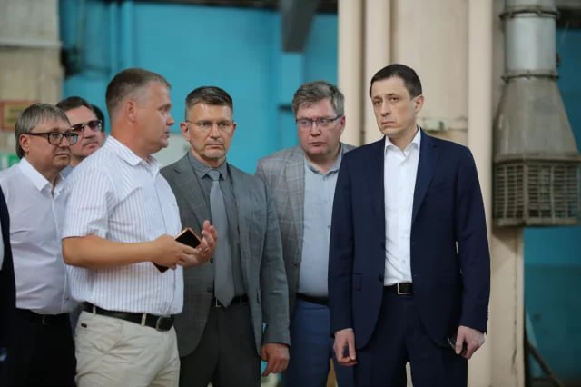 Поддержка министерства транспорта России — реальная возможность комплексно подойти к реконструкции трамвайных путей: мэр Самары Иван Носков В Самаре обсудили развитие общественного электротранспорта и его инфраструктуры. Во встрече 24 июня участвовали замминистра транспорта РФ Виктор Тимофеев, министр транспорта и автомобильных дорог Самарской области Сергей Карпов и замглавы Самары Михаил Малыхин — они посетили Трамвайно-троллейбусное управление и обсудили восстановление подвижного состава трамваев и транспортной инфраструктуры в рамках федеральных программ и нацпроекта «Инфраструктура для жизни».