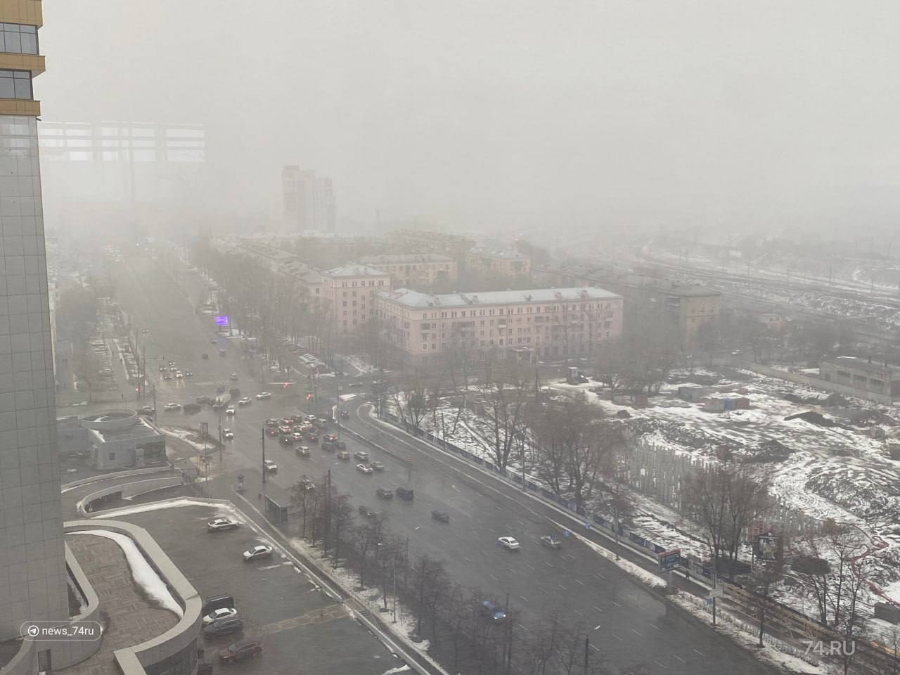 Снежная буря добралась до Челябинска   В городе резко пошел снег и поднялся сильный ветер. На дорогах очень плохая видимость.   Снег залепляет глаза, а на тротуарах очень скользко.     — на улицу сейчас лучше не выходить     Подписаться   Прислать новость