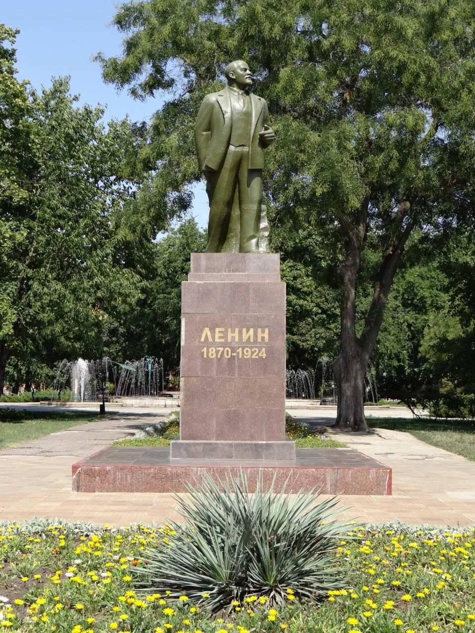 22 апреля в честь 156 й годовщины со дня рождения В И Ленина в 10 00 состоится возложение цветов к памятнику вождя мирового пролетариата