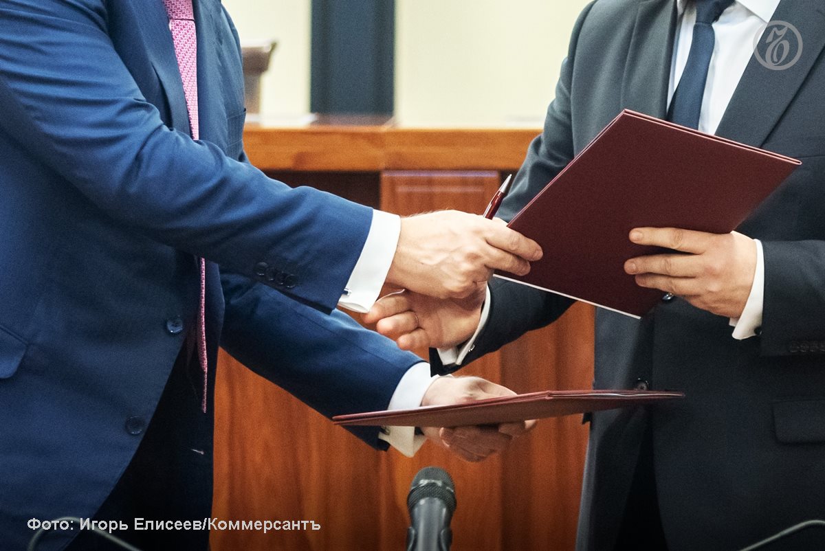 Основатель Dominanta Денис Бородако стал совладельцем комплекса зданий фабрики семьи купцов Морозовых в Шелапутинском переулке в Таганском районе Москвы Он получил 25 акций Вместе с предпринимателем Максимом Кузнецовым которому также принадлежит четверть акций он планирует построить здесь жилой комплекс Инвестиции в такой проект могут достигнуть 5 млрд руб Ъузнал