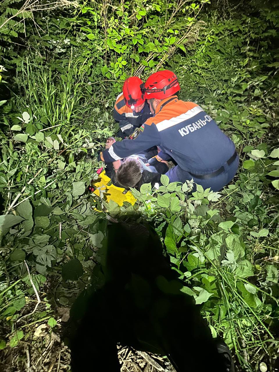 Мужчина упал с шестиметровой высоты и выжил в Сочи Сочинец упал с опорной стены в канаву, но самостоятельно выбраться он не смог. После этого пострадавшего передали скорой для обследования и необходимого лечения. Подписаться Поделиться