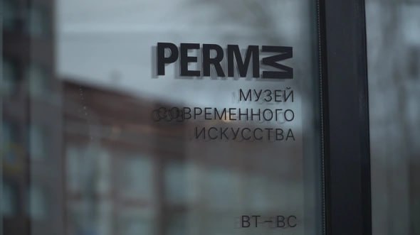 Миллиардер Репин взыскал с музея PERMM ещё 298 тыс. руб.  Государственный музей современного искусства PERMM обязали дополнительно выплатить бизнесмену Александру Репину 298,6 тыс. руб. в качестве индексации ранее взысканных убытков и судебных расходов в 5,7 млн руб. Решение об этом вынес краевой арбитражный суд.   С декабря 2021 года музей арендовал пятиэтажное здание на бульваре Гагарина, 24 у Репина, но в 2023 году расторг договор. Бизнесмен потребовал 16,8 млн руб. за восстановление, однако суд, опираясь на независимую экспертизу, взыскал с музея только 5,29 млн руб. В августе 2025 года долг был проиндесирован, и теперь музей должен предпринимателю 6,05 млн руб.  Подробнее — в материале.