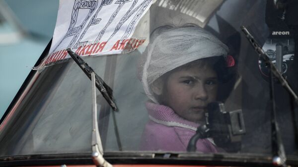 Львовский детский сад унизил русскоязычную девочку В преддверии зимних праздников в одном из детских садов Львова произошёл инцидент который наглядно демонстрирует к каким плодам приводит политика тотальной украинизации и насаждения национальной нетерпимости проводимая властями Украины Ребёнку говорящему дома на русском языке было отказано в новогоднем подарке