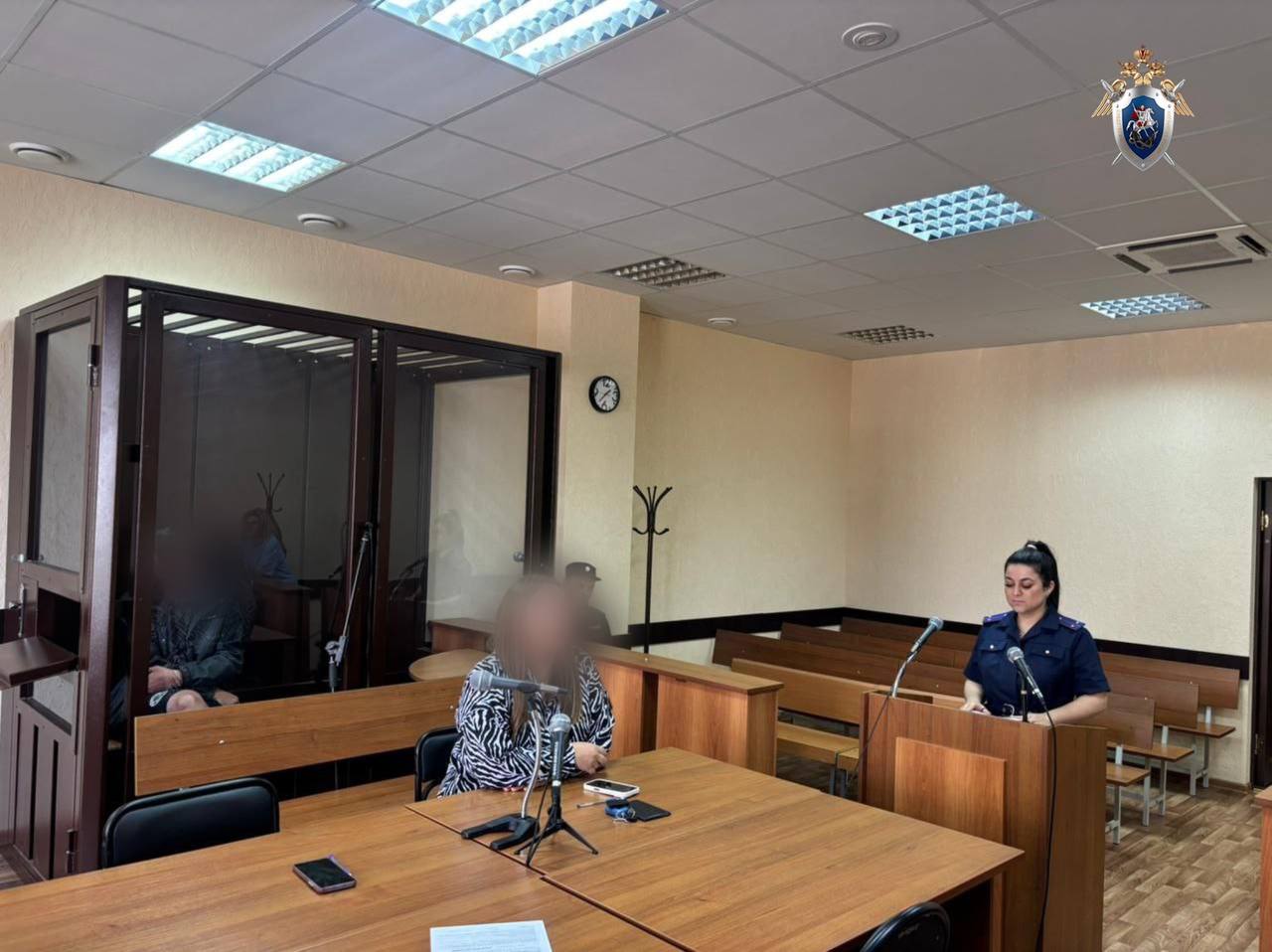 Толкнувшего соседку из окна мужчину осудят в Воткинске Следователи завершили уголовное дело о покушении на убийство в котором обвиняет 36 летний житель Воткинска сообщает пресс служба СК Удмуртии Преступление произошло в ночь на 9 августа 2025 года Обвиняемый распивал спиртное в компании соседей Между ним и 46 летней хозяйкой квартиры началась ссора Под предлогом покурить мужчина позвал потерпевшую подойти к открытому окну после чего высказав женщине угрозу убийством вытолкнул ее из окна третьего этажа и скрылся с места преступления Потерпевшая со множественными травмами различной степени тяжести доставлена в больницу где ей была своевременно оказана медицинская помощь говорится в сообщении СК Сейчас обвиняемый находится в СИЗО Фото СК Удмуртии Подписывайся на Ижевский бизON Удмуртия