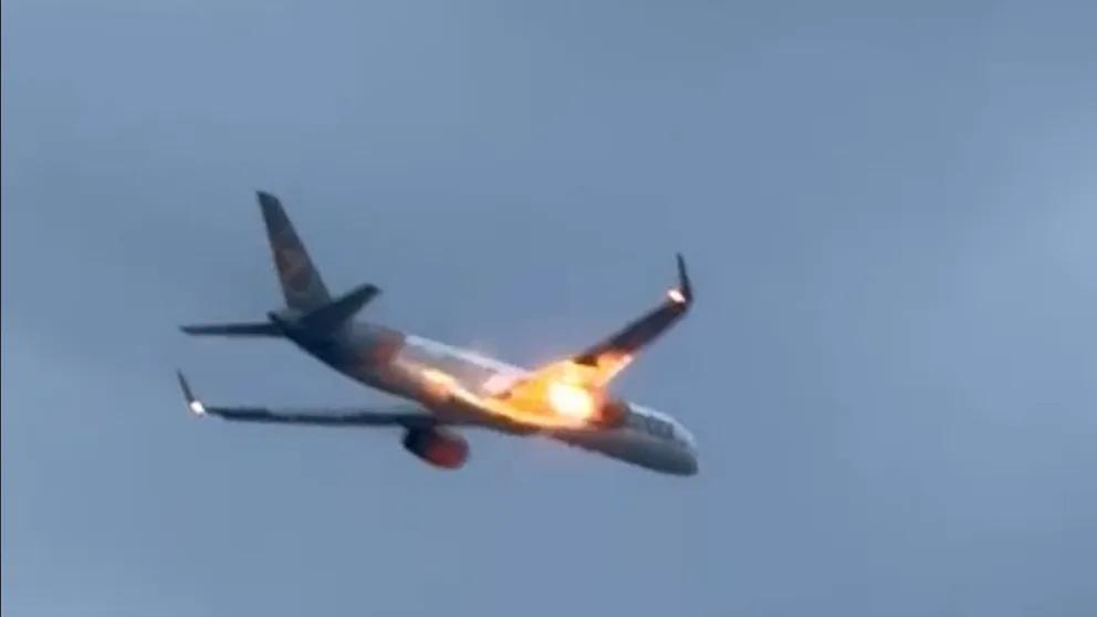 Авиалайнер Condor, летевший с острова Корфу в Дюссельдорф, загорелся в воздухе  Сразу после взлета у самолета Boeing 757 авиакомпании Condor, следовавшего с острова Корфу в Дюссельдорф, вспыхнуло правое турбовинтовое двигательное отделение.   «Мы внезапно услышали громкий хлопок, затем из двигателя вырвалось пламя. Послышался еще хлопок, затем снова вспыхнуло пламя. Внезапно на несколько секунд отключилось электричество, и мы поняли, что больше не набираем высоту», — рассказал BILD один из пассажиров.    «Это был невероятно ужасный опыт. Я уже отправила прощальные сообщения, потому что думала, что все кончено», — подтвердила другая пассажирка.   В итоге пилот сумел посадить лайнер в итальянском Бриндизи. На борту находились 273 пассажира. Однако неприятности на этом не закончились: туристы пожаловались, что после эвакуации их фактически оставили без помощи.  «Мы сидели два часа в самолете, потом нам сказали, что вылет будет только на следующий день. Гостиницы пришлось искать самим», — рассказал отдыхающий по имени Андре.    В итоге многие ночевали прямо на полу аэропорта, укрывшись одеялами, которые раздала полиция. Condor и туроператор Aida принесли извинения. Перевозчик заявил, что всем пассажирам «не хватило мест в отелях.