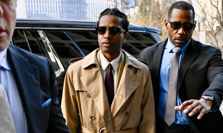 A$AP Rocky стал первым в истории креативным директором Ray-Ban  В новой роли он будет «курировать творческие проекты, участвовать в обновлении розничных пространств и вносить вклад в развитие визуальной идентичности бренда».  «Для меня большая честь присоединиться к этому легендарному бренду и участвовать в формировании его будущего», — признался рэпер.  Одной из первых инициатив A$AP Rocky станет редизайн флагманских моделей очков и разработка новых линз. Ожидается, что коллекция Blacked Out с ультра-черными линзами поступит в продажу уже в апреле.  ℹ  Напомним, что всего два дня назад рэпера признали невиновным по делу о стрельбе в бывшего друга.