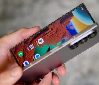 Android Authority показал дизайн первой «трикладушки» Samsung Galaxy Не секрет, что компания Samsung разрабатывает фирменный смартфон в форм-факторе «трикладушки». Это будет конкурент нашумевшему HUAWEI Mate XT, а благодаря One UI 8 уже можно взглянуть на примерный дизайн грядущего устройства. Читать далее
