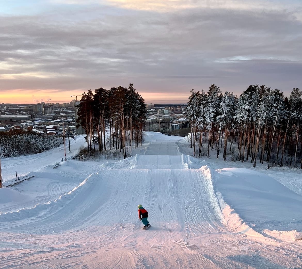 27 декабря на горнолыжке на Уктусе откроют еще одну трассу ски и бордеркросса Также уже давно работают трассы учебная новая объездная лысая Фото sk uktus E1 Афиша теперь в MAX