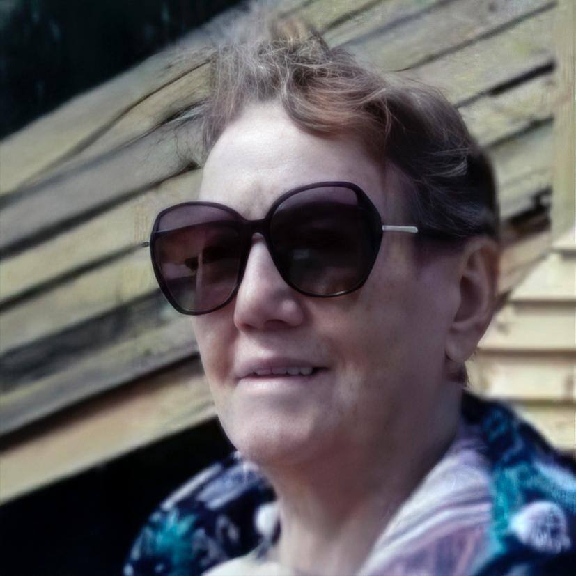 Пропавшую пенсионерку разыскивают в Комсомольске 80 летняя Валентина Ивановна Аввакумова пропала 29 сентября в последний раз её видели в районе пр Первостроителей Приметы рост около 165 см худощавого телосложения Во что была одета информации нет Предположительно может быть в солнцезащитных очках как на фото Всех кто может сообщить какую либо информацию о местонахождении Валентины Ивановны просят позвонить по телефонам 7 914 192 41 97 7 914 167 37 77 Также информацию можно передать через редакцию любым удобным способом