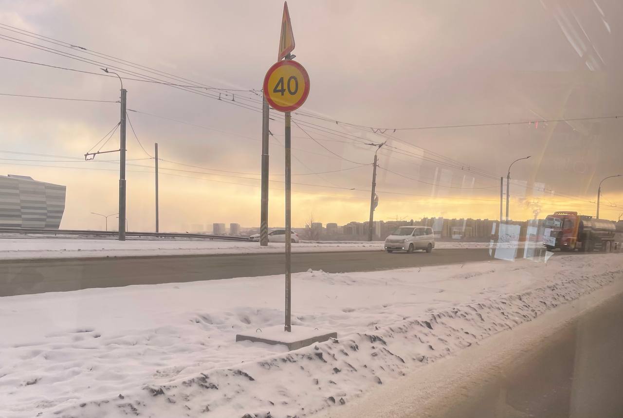 Снова перенос сроков на вторую половину моста у Телецентра в Омске строители планируют перейти только в январе в период новогодних праздников Часть моста закрыли на ремонт в конце ноября 2024 года Изначально планировалось что правую часть откроют 30 апреля Затем сроки сдвинули на август сентябрь после на 30 ноября затем на декабрь Как выяснилось сегодня и этот срок оказался нереальным Новости Омска Подписаться