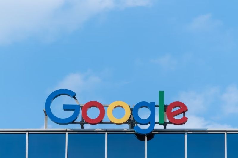 Рекордный рост акций Google благодаря ИИ Акции Google увеличились на 38 в последнем квартале что является наибольшим приростом за последние 20 лет С начала года их стоимость возросла почти на 30 Эта тенденция вызвана не только инновациями в области искусственного интеллекта но и благоприятным решением суда по антимонопольному иску В этом месяце Google также представила новый инструмент визуального поиска который демонстрирует прогресс компании в области ИИ В условиях активного развития технологий Google уверенно опережает индекс Nasdaq 100 который подрос всего на 17 Для детальной информации Bloomberg Источник изображения Unsplash Pawel Czerwinski Unlim AI