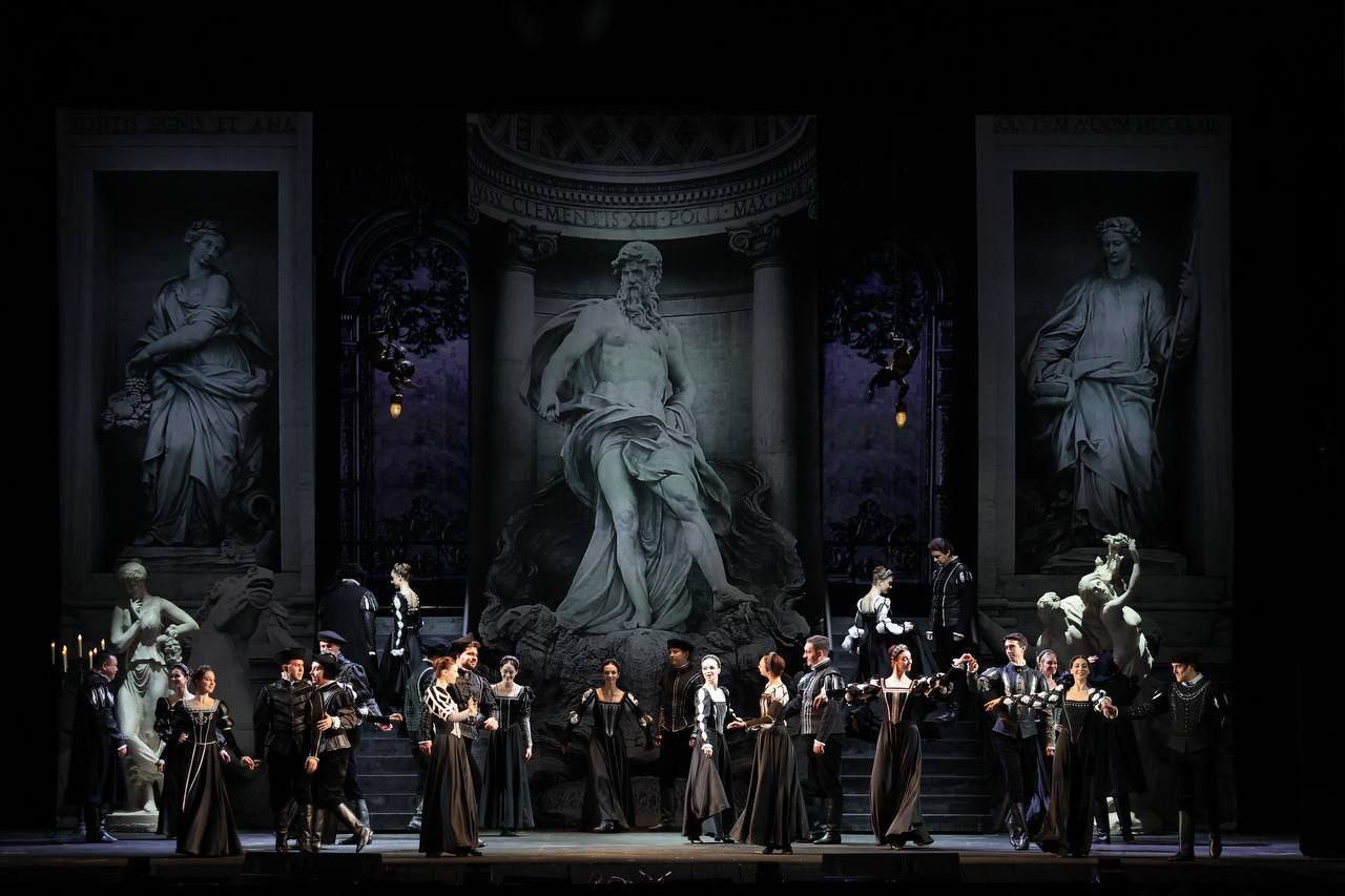 РИГОЛЕТТО В ПОСТАНОВКЕ НОВИКОВА В НИЖНЕМ В оперном театре который недавно отметил 90 летний юбилей состоялась премьера оперы Джузеппе Верди Риголетто в интерпретации известного нижегородца Сергея Новикова Браво Великолепный уровень постановки За дирижерским пультом Дмитрий Синьковский В роли Джильды Айгуль Хисматуллина солистка нашего театра которая покоряет мировые площадки Наши нижегородские оперные дивы одни из лучших написал Глеб Никитин Как рассказала министр культуры Наталья Суханова Риголетто совместная постановка Нижегородского и Красноярского оперных театров Постановка очень масштабная с красивыми декорациями При этом использованы сложные сценические решения которые команда постановщиков вновь смогла воплотить на сцене нижегородского театра