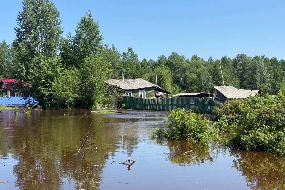 В Верхнебуреинском районе Хабаровского края зафиксировано подтопление территорий в связи с паводком. Об этом сообщил глава Верхнебуреинского муниципального района Алексей Маслов в своём Telegram-канале. В результате подъема уровня воды в реках Чемчуко, Чегдомын и Ургал произошло подтопление отдельных участков в поселках Нижний Чегдомын и Ургал 1. По словам руководителя, для предупреждения последствий паводка администрация района совместно с органами местного самоуправления поселений Чегдомын и Новоургальского проводит регулярный мониторинг паводковой обстановки и обследование подтопленных участков. Население оперативно информируется о развитии ситуации. Запросов на эвакуацию на данный момент не поступало. Одновременно власти прорабатывают вопрос доставки бутилированной воды и продуктов первой необходимости. Фото: Telegram-канал "Маслов Алексей Михайлович"