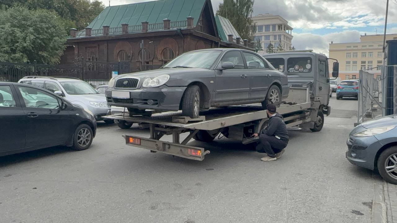 В Екатеринбурге должник оставил свое авто у здания судебных приставов Екатеринбуржец припарковал Hyundai Sonata неподалеку от здания ФССП Машина привлекла внимание сотрудников потому что из открытого окна торчали ноги Вскоре приставы установили что у водителя накопился долг в 500 тысяч рублей Также он задолжал исполнительский сбор в 35 тысяч рублей Арест авто не заставил себя долго ждать Просчитался но где