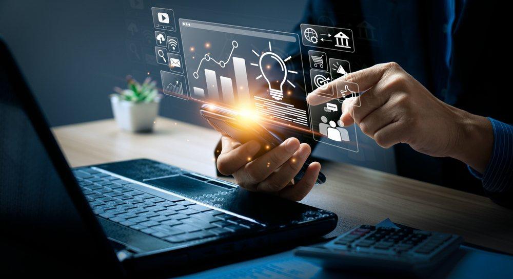 В 2026 году рынок нишевых маркетплейсов приблизится к 1 трлн рублей Аналитики предположили что к концу 2026 года сегмент нишевых маркетплейсов превысит 1 1 трлн рублей а к 2028 году достигнет примерно 1 3 трлн рублей Крупнейшую долю этого рынка заняли агрегаторы доставки продуктов 61 В их число вошли Яндекс еда Delivery Купер Chibbis Бронибой igooods и др Второе место заняли маркетплейсы категорийных ритейлеров 20 В этой группе оказались Lamoda М Видео Эльдорадо Лемана ПРО Детский мир Лэтуаль и др Еще 6 рынка пришлось на фармацевтические маркетплейсы в том числе uteka ru Мегаптека Асна Все аптеки vapteke и др а 5 на маркетплейсы автотоваров Exist Emex Autodoc Автопитер EuroAuto и др Также аналитики отметили рост b2b платформ и сервисов подарков и сувениров которые суммарно формируют 8 оборота Эксперты объяснили развитие нишевых площадок насыщением универсальных маркетплейсов высокой конкуренцией и ростом стоимости продвижения Продавцы ищут альтернативные каналы с более точным попаданием в аудиторию а покупатели специализированный ассортимент и релевантную выдачу При этом несмотря на сохранение положительной динамики темпы роста замедляются если в 2024 году рынок прибавлял 35 то в 2025 м 22 По прогнозу аналитиков в 2026 году сегмент превысит 1 1 трлн руб а к 2028 му приблизится к 1 3 трлн руб Основной вклад в прирост по прежнему обеспечивают доставка продуктов и категорийные игроки тогда как сегмент автотоваров демонстрирует снижение Маркетплейсы Бизнес в России   Подписаться маркетплейс новости рынок