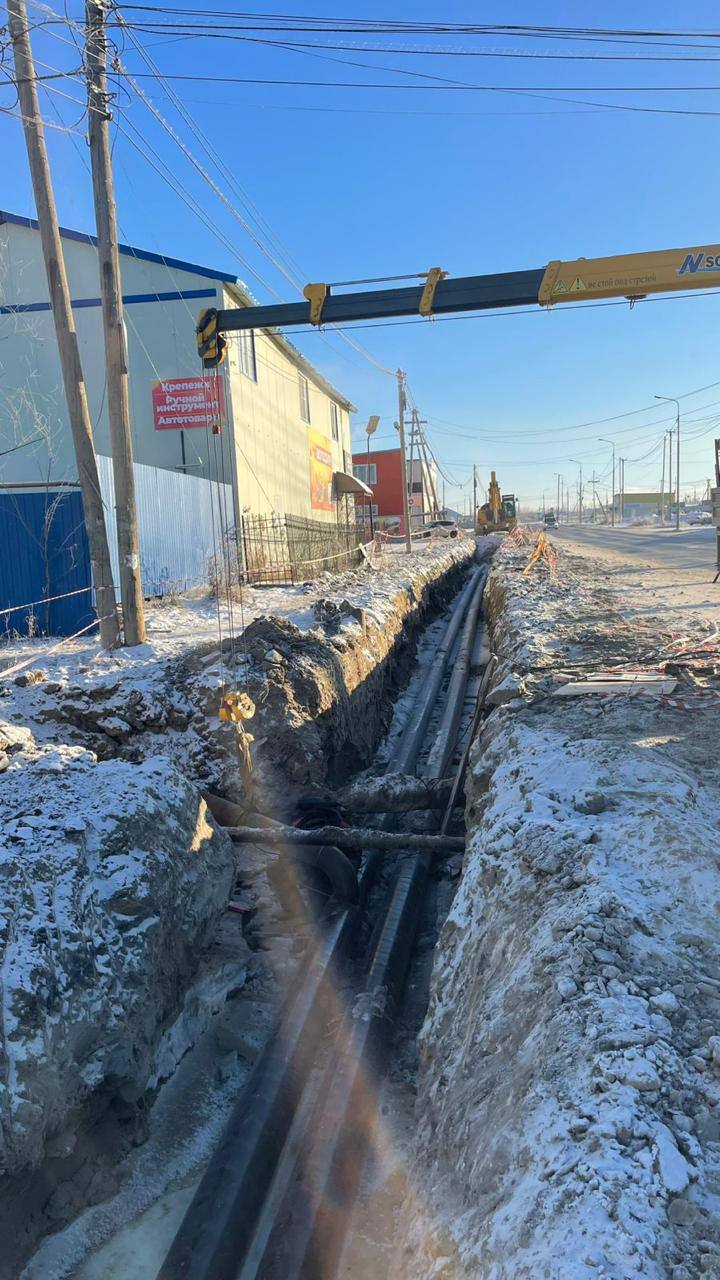 Сахатранснефтегаз продолжает работы по увеличению пропускной способности газовых сетей Для этого строятся новые газопроводы Сейчас ведутся работы по созданию газораспределительных сетей высокого давления по Маганскому тракту 2 км с установкой ГРП от улицы Олега Кошевого до улицы Жуковского Работы на данном участке мы проводим силами Строительного участка УГРС в целях обеспечения надежности поставки газа для жителей части микрорайона Марха Это будет новый газопровод который также позволит устранить дефицит газа в сетях для подключения новых домов жителей столицы На объекте задействовано 2 единицы специализированной техники и работники УГРС АО Сахатранснефтегаз Отмечу что благодаря строительству сетей газораспределения высокого и низкого давления и строительства нового ГРП появится техническая возможность подключения к газу более 110 жилых домов жителей столицы ВместеТолькоВперёд Сахатранснефтегаз t me kolodeznikov alexey