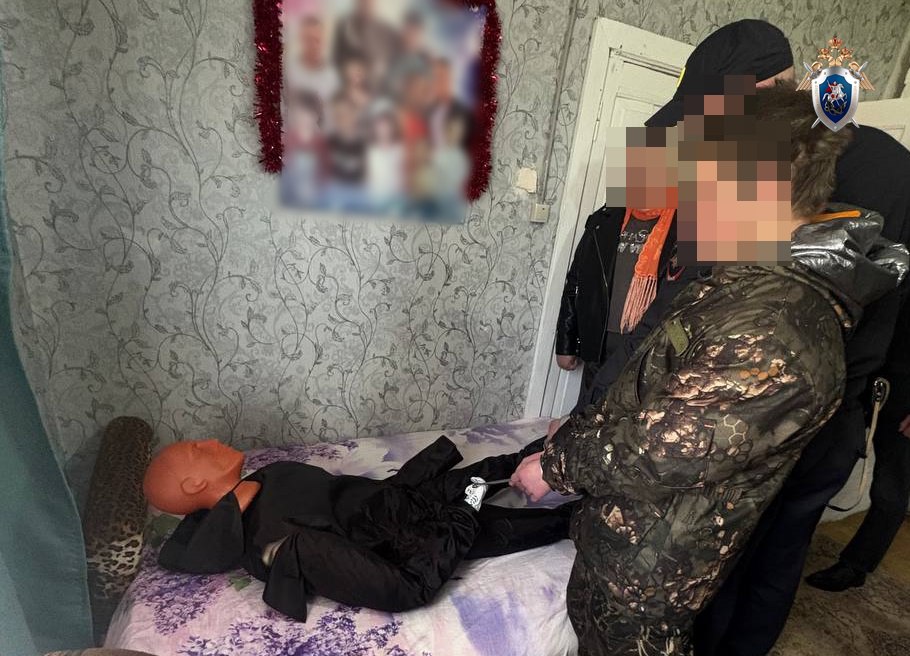 17-летний подросток зарезал мачеху в Семенове. Инцидент произошел 10 мая. Во время ссоры парень схватился за нож и несколько раз ударил женщину. Она погибла на месте. Сейчас заведено уголовное дело по статье «Убийство». Пока решается вопрос о мере пресечения для подростка. Подпишись Предложи новость