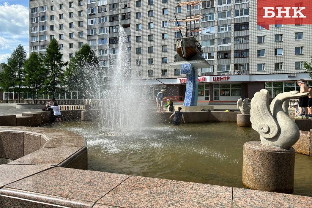 В Сыктывкаре дети превратили городской фонтан в бассейн В столице Коми третьи сутки держится жаркая погода. У большинства школьников с понедельника начались летние каникулы и они проводят свой досуг на городских улицах. Некоторые уже открыли купальный сезон и выбрали для этого фонтан в центре города. В редакцию БНК прислали фото, как мальчики и девочки купаются в фонтане на территории демонтированной детской площадки на улице Коммунистической. Со слов народного корреспондента, школьники предоставлены сами себе и никто из взрослых не обращает внимания на их водные развлечения. «Дети купаются там каждый день, с 26 мая. Окунаются с головой, плавают. Некоторые спрыгивают в воду с бортиков. Прохожие наблюдают за этим, но никто не прогоняет и не предупреждает, что фонтан предназначен для других целей. К тому же травмы и судороги в ледяной воде легко можно получить», — выразил беспокойство очевидец. Отметим, что в 2024 году имела место такая же ситуация. Обслуживающий территорию «Жилкомсервис» опасался, что при сложных конструктивах и художественных формах из бетона несовершеннолетние подвергают свои жизнь и здоровье опасности. Коммунальщики просили подключить волонтеров, чтобы следить за порядком. Сейчас официальных мест отдыха у воды в Сыктывкаре нет. Что будет, если купаться в фонтане