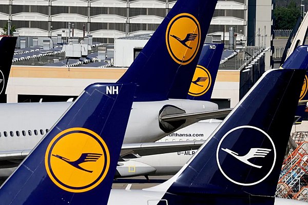 Lufthansa уже летом 2026 года может отменить около 100 рейсов в Германии Крупнейшая авиакомпания Германии Lufthansa планирует уже летом 2026 года отменить порядка 100 рейсов в ФРГ в неделю ввиду высоких налогов и сборов Такое заявление сделал глава концерна Lufthansa Group Карстен Шпор Об этом сообщает ТАСС со ссылкой на газету Die Welt Карстен Шпор отметил что с 2019 года расходы на ведение деятельности в Германии выросли вдвое Сейчас мы получаем более трех четвертей нашей выручки за рубежом констатировал он Если расходы на размещение не снизятся дальнейшие отмены рейсов неизбежны добавил глава Lufthansa aviaru net n288935