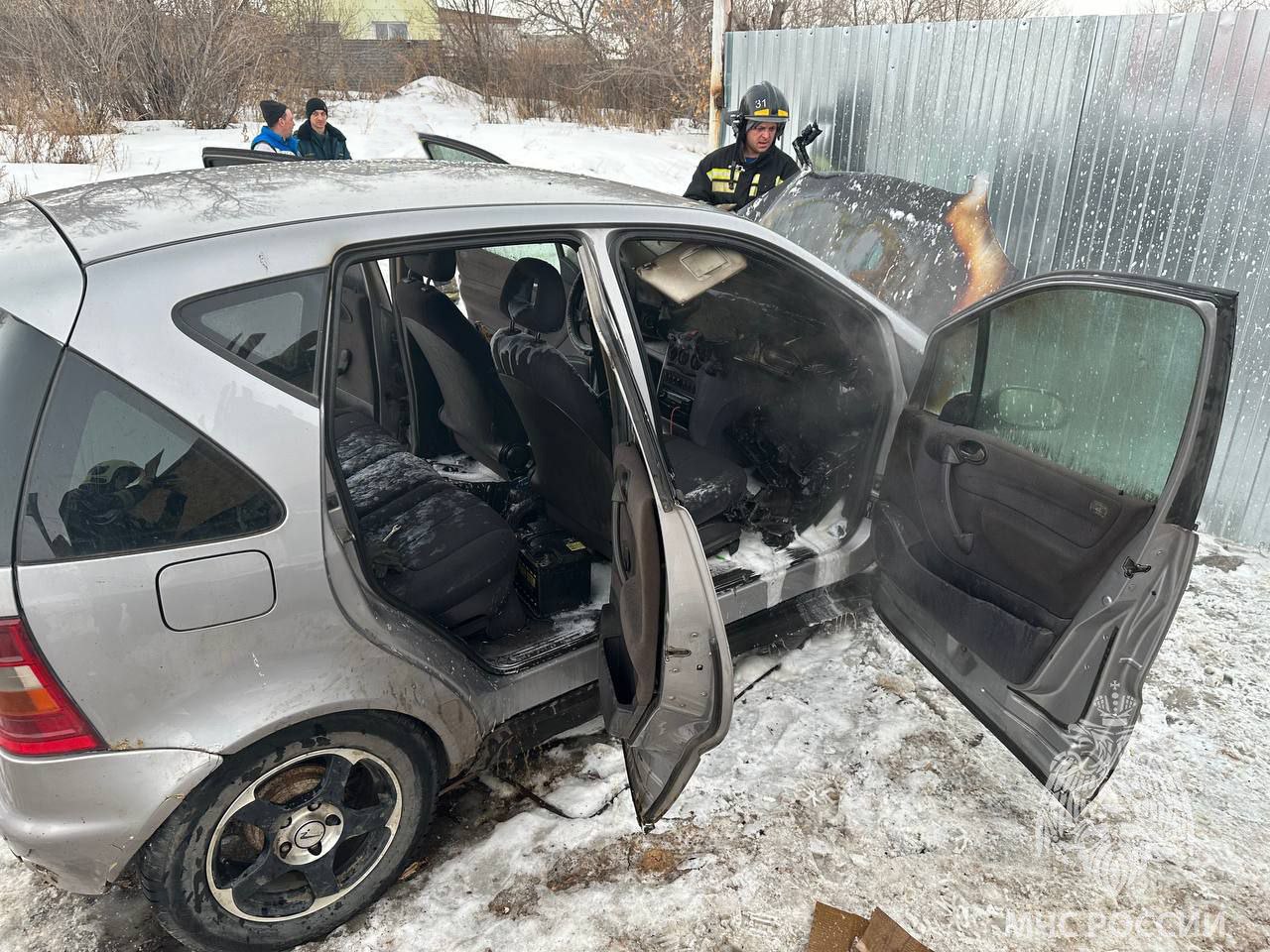 В Троицке огнеборцы МЧС России ликвидировали возгорание автомобиля   ЧП произошло на улице Краснопартизанская сегодня вечером.  Благодаря оперативным действиям пожарных возгорание было ликвидировано на двух квадратах. Привлекалось 4 человека и 1 единица спецтехники.  По предварительным данным, причиной стало короткое замыкание электропроводки.  Чтобы избежать пожара:      вовремя проходи ТО;      следи за исправностью газового и электрооборудования;      доверяй ремонт и обслуживание профессионалам;      держи под рукой огнетушитель, а еще лучше два!    Ваша безопасность – ваша ответственность!