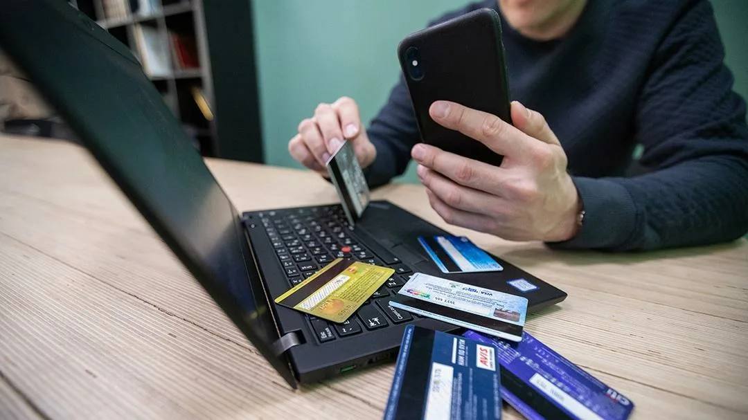 Мошенники массово подделывают номера банков На экране телефона отображаются знакомые короткие комбинации вроде 900 1000 или 400 которым многие привыкли доверять  Эксперты предупреждают такие звонки фейк Аферисты с помощью программ могут вывести на экран любой номер включая официальные контакты банков Чтобы снизить риск лучше сохранить короткий номер своего банка в контактах  Если звонок поступит с подмены он отобразится просто цифрами а не как сохранённый контакт Фото freepick