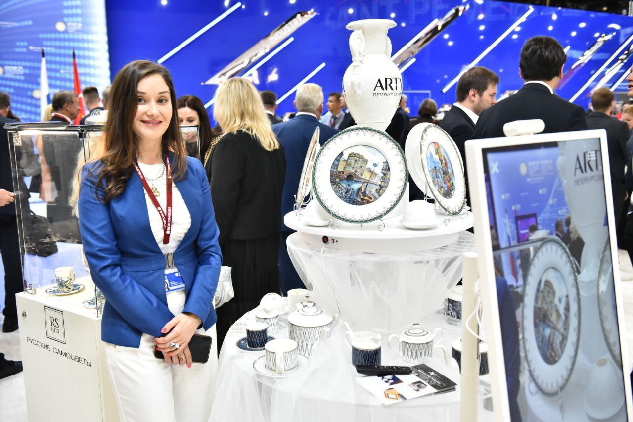 Второй день ПМЭФ-2025 принес Ярославской области еще почти 60 миллиардов рублей инвестиций. По итогам их реализации будет создано более трех тысяч рабочих мест. – Заключили соглашение с пивоваренной компанией «Балтика» об открытии новой линии по розливу напитков в Ярославле. – Ярославский завод строительных конструкций вложит 1,8 млрд рублей в строительство завода в «Новоселках». – АО «Завод ЛИТ» инвестирует 500 млн рублей в создание домостроительного комбината в Переславле-Залесском. – В Тутаеве планируется построить завод по производству медицинских изделий компании «Полимермедпром». Также в городе откроется новый комбинат социального питания. – В Ростове Великом появится производство биологически активных добавок. – ООО «Красный маяк» построит молочно-товарный комплекс. – АО «Каприка Ярославль» реализует инвестпроект по строительству мясо-молочной овцеводческой фермы в Пошехонском округе. – Застройщик «Гудград» займется комплексным развитием территорий в Заволжском и Фрунзенском районах Ярославля. – Компания «СЗ «МЕКСА СЕВЕР» будет вести комплексную жилую застройку в Переславле-Залесском. – «Регионстрой» до конца года сдаст в Ярославском округе индустриальный парк. – Вместе с ФГУП «Федеральный экологический оператор» запустим пилотный проект по развитию системы обращения с отходами I и II классов опасности. Продолжим работу по ликвидации гудронных прудов и «зеленых масел» в регионе. Провел встречи с руководством ПАО «ВымпелКом», компаний «Росагролизинг», «Аби Продакт», «ЭФКО». Наметили перспективы сотрудничества в сферах цифровых технологий, АПК, поставок спецтехники, открытия новых производств. Все проекты повышают экономическую активность региона, его инвестиционную привлекательность, качество жизни и благосостояние жителей. Благодарю команду Правительства за плодотворную работу, партнеров – за внимание и выбор Ярославской области для вложений и реализации стратегических задач развития, организаторов форума – за возможность конструктивного делового общения.