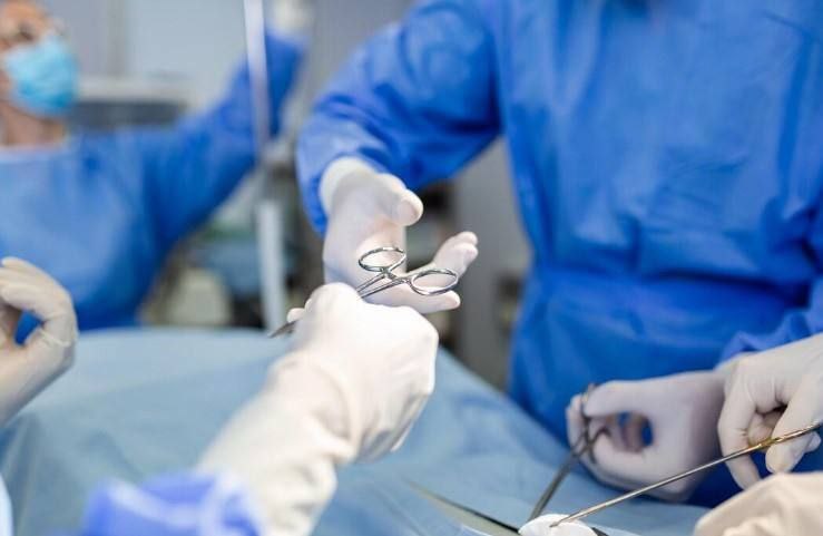  Во Владивостоке к 8 годам лишения свободы приговорен недобросовестный ортопед за обман пациентов Суд установил, что мужчина Сергей Г., работая в хирургическом отделении НУЗ «Отделенческая клиническая больница на станции Владивосток» ОАО «РЖД», в период с марта 2015 года по май 2018 года убедил 34 пациентов в необходимости выполнения на платной основе операций на коленные, тазобедренные и голеностопные суставы при отсутствии абсолютных показаний для предложенных им хирургических вмешательств. Фактически заявленные оперативные вмешательства он не производил, создавая при этом видимость их проведения, вводя пациентам наркоз, осуществляя операции по санации и т.д. Всего пострадавшие передали недобросовестному врачу более 5,7 млн рублей. При этом некоторые из них действительно нуждались в серьезных хирургических манипуляциях. Ранее мужчину оштрафовали на 1,2 млн рублей, но после жалоб пострадавших и прокуратуры суд ужесточил наказание. Осужденный приговорен к 8 годам лишения свободы с отбыванием в исправительной колонии общего режима. Также ему запрещено заниматься врачебной деятельностью в течение 3 лет. Приговор вступил в законную силу. Поделись новостью Telegram Владивостока