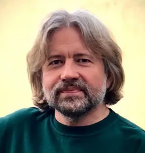 Игумен Евмений стал жертвой нападения в магазине "Библио-Глобус" на Мясницкой. Все произошло в среду вечером во время презентации его книги - какой-то псих несколько раз ударил игумена по голове. Раны открытые, но не очень серьезные: по крайней мере, ехать в больницу пострадавший отказался.