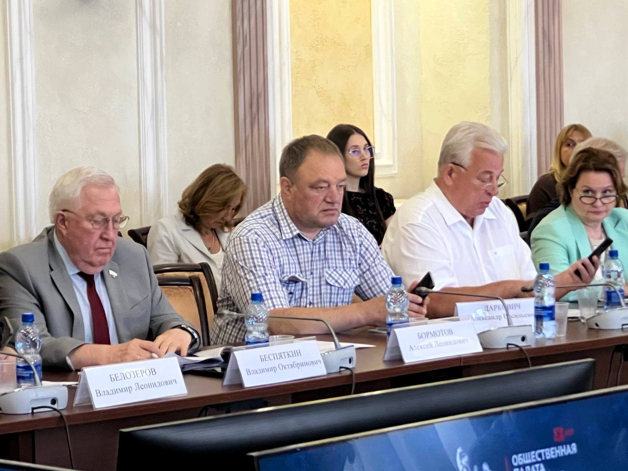 Ассамблея включится в работу общественного наблюдения в ходе Единого дня голосования   Сегодня, 30 июля в Москве состоялось подписание соглашения о сотрудничестве между Ассамблеей народов России, Общественной палатой и иными НКО по вопросам общественного наблюдения за голосованием на выборах в Единый день голосования, который состоится 14 сентября текущего года.     Генеральный директор Ассамблеи Александр Даркович прибыл на площадку ОП РФ для подписания соответствующего документа.     Напомним, региональные отделения Ассамблеи народов России также подключились к этой работе на местах. Так, ранее подобные соглашения были подписаны в Республике Калмыкия и Калужской области.   Известно, что в ряде субъектов идет процедура подготовки подписания соответствующего документа между реготделениями Ассамблеи и ОП РФ.