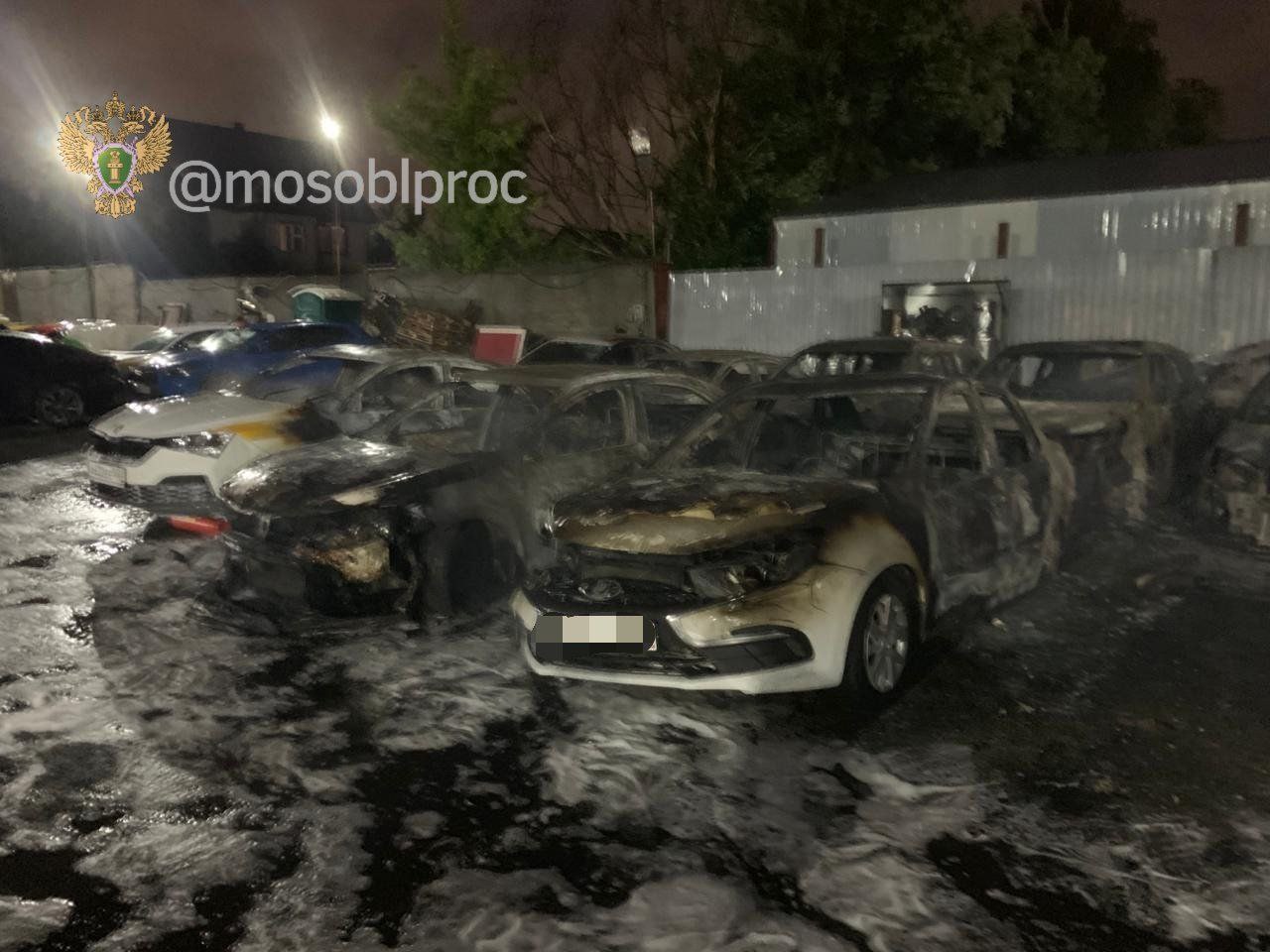 Одинцовская городская прокуратура контролирует установление причин пожара на автомобильной стоянке в с. Акулово Сегодня, около 2 часов ночи на ул. Новая произошло возгорание на автомобильной стоянке. По прибытию оперативных служб к месту пожара происходило открытое горение 13 легковых автомобилей. Огонь был локализован, по предварительным данным очаг находился в первом ряду. Одинцовская городская прокуратура взяла под контроль установление причин пожара, а также ход и результаты процессуальной проверки, проводимой по данному факту.