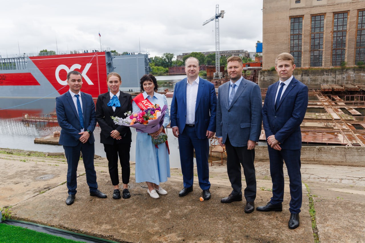 На построенном в Амурском судостроительном заводе ОСК спусковом доке-понтоне «Амурец» состоялась церемония подъема флага Российской Федерации В церемонии подъема флага приняли участие: генеральный директор ОСК А.С. Пучков, заместитель генерального директора ОСК по военному кораблестроению и специальным программам А.О. Богомолов, заместитель Председателя Правительства Хабаровского края по инфраструктуре И.А. Горбачева, Председатель постоянного комитета Законодательной Думы Хабаровского края по вопросам промышленности, предпринимательства и инфраструктуры В.Ю. Постельник, глава города Комсомольск-на-Амуре Д.А. Заплутаев и Епископ Амурский и Чегдомынский Николай. В адрес амурских корабелов прозвучали слова поздравления от руководителя аппарата Хабаровского регионального отделения Союза машиностроителей России С.С. Бочарова. С особой радостью корабелы встречали дорогих гостей – ветеранов завода. Этот праздник стал своеобразным отчетом о работе перед теми, кто отработал на предприятия более тридцати лет, кто вкладывал в каждый корабль свой талант, свою душу. Ну, а для членов юношеской и женской спортивных футбольных команд, это был повод порадоваться успехам своих шефов и своими глазами увидеть, как исполняются морские традиции. Право поднять флаг на спусковом доке-понтоне было предоставлено отвтсдатчику заказа – старшему строителю отдела главного строителя кораблей С.А. Полищуку. А провела традиционный морской обряд – разбитие бутылки шампанского – крестная мать дока-понтона заместитель генерального директора по экономике и финансам О.А. Винокурова. Не смотря на волнение, её рука не дрогнула – бутылка разбилась о док-понтон с первого раза. Для всех участников церемонии банки-партнеры предприятия – ПСБ и ВТБ – подготовили угощение и сувениры. ‼ Огромное спасибо нашим гостям за теплые слова в адрес коллектива предприятия!