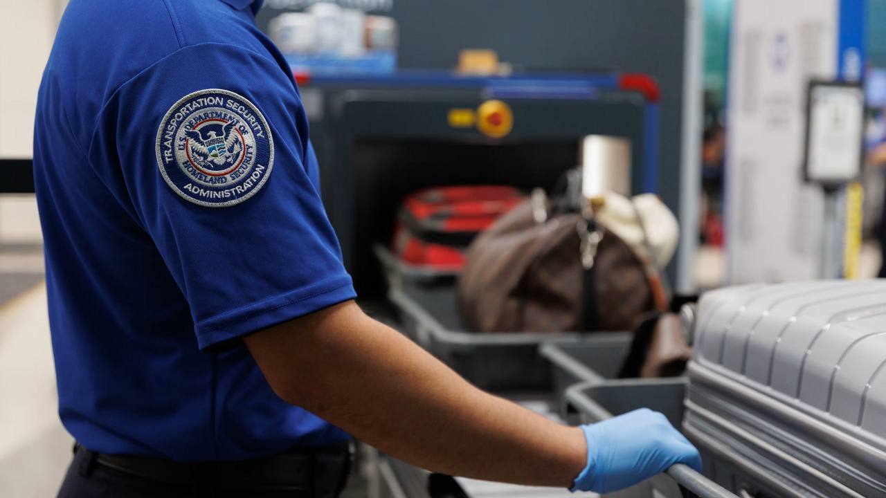 В аэропортах возвращают гостевые пропуска провожающие снова могут проходить за зону досмотра The Street После более чем двух десятилетий запрета введённого после терактов 11 сентября 2001 года в ряде аэропортов США начинают вводить программы гостевых пропусков Это позволит людям без билета сопровождать родственников или друзей до зоны посадки а также пользоваться магазинами ресторанами и другими удобствами за пределами пунктов контроля безопасности TSA Решение о запуске программы принимает каждый аэропорт отдельно На данный момент гостевые пропуски уже доступны в аэропортах Кливленда Детройта Канзас Сити Нового Орлеана Орландо Филадельфии Сан Антонио Сан Диего Окленда и Сиэтла Гостевой пропуск можно получить подав онлайн заявку на сайте аэропорта не позднее чем за 7 дней хотя в некоторых аэропортах допускается одобрение в тот же день Гости должны пройти такую же проверку TSA как и пассажиры с билетами Основная причина изменений экономическая Аэропорты хотят увеличить доходы от магазинов и ресторанов в зонах беспошлинной торговли duty free