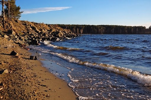 В Рефтинском водохранилище утонул ребёнок. 12-летняя Ангелина приехала с семьёй отметить день рождения. Из-за того, что родители отвлеклись, девочка начала тонуть и исчезла под водой. При этом бабушка смогла спасти другого ребёнка, но не успела помочь его сестре. Сейчас водолазы ищут тело погибшей. Подписаться Новости Екатеринбурга