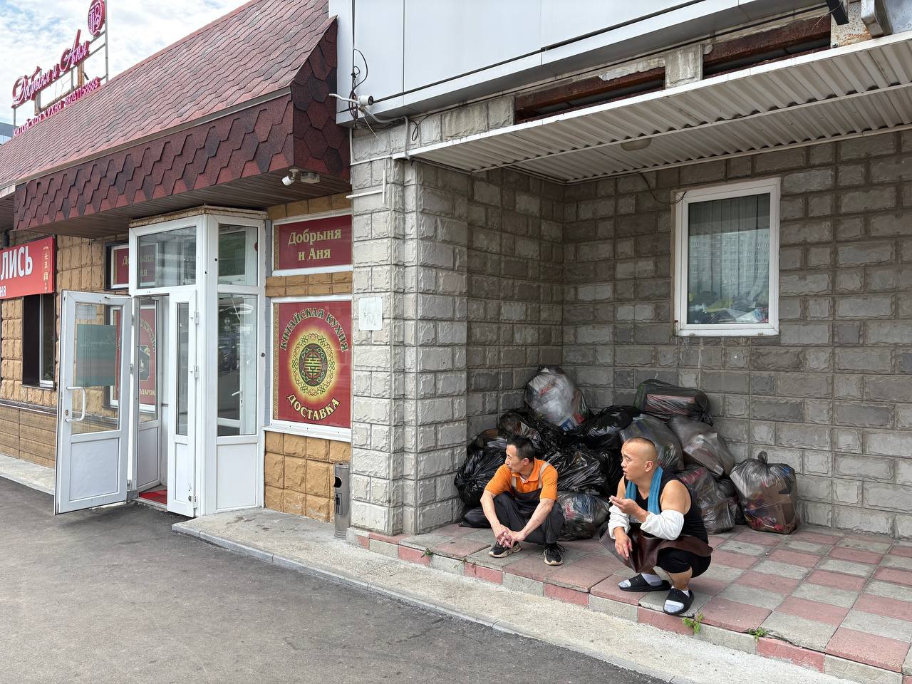 Владивостокцы жалуются на мусор и крыс у китайского кафе  На кольце 3-й Рабочей жители обвиняют кафе «Добрыня и Аня» в том, что оно устраивает стихийные свалки мусора. По словам очевидцев, пакеты с отходами тянут по новому тротуару к шлагбауму на улице Жигура и бросают там. Из-за этого по району бегают крысы, стоит сильный запах. Горожане требуют, чтобы заведение убирало мусор в свои баки и перестало портить новую пешеходную зону.     / Реклама