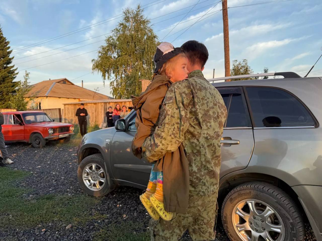 Почти 400 человек искали пропавшую девочку в Локтевском районе  Сообщение о пропаже появилось поздно вечером 26 июля в селе Локоть. Всю ночь следователи, волонтеры и полицейские искали ребенка. К утру малышка была найдена живой в восьми километрах от дома, рассказали в ГУ МВД России по региону.  На ночь людей обеспечили горячим питанием и чаем, об этом позаботилась администрация района. Территорию обследовали при помощи квадрокоптеров с тепловизорами, а в полной темноте поисковики шли с фонарями, тщательно проверяя каждый метр.  С рассветом на проселочной дороге в восьми километрах от села, и обнаружили малышку: она шла одна вдоль поля. К счастью, девочка не пострадала. Врачи подтвердили, что ее жизни и здоровью ничего не угрожает. Ребенка передали матери.    ТОЛК
